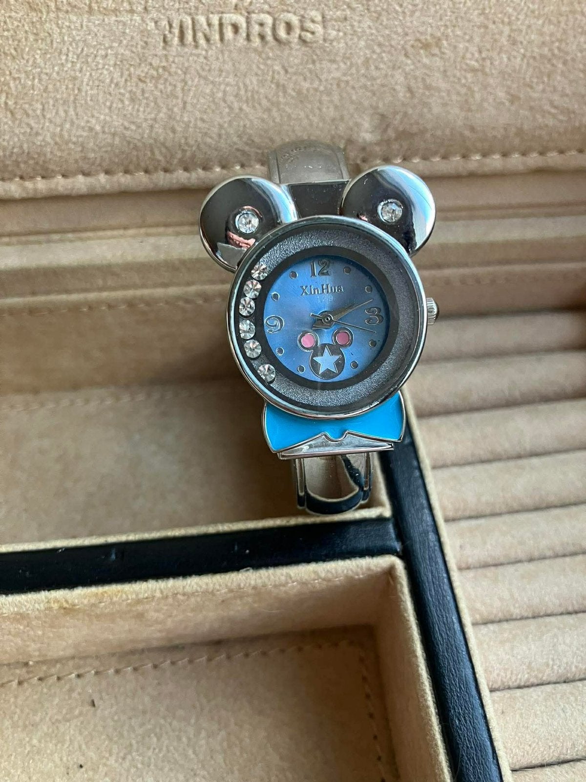 Kinder horloge armband, Handtassen en Accessoires, Horloges | Kinderen, Ophalen, Zo goed als nieuw, Geel