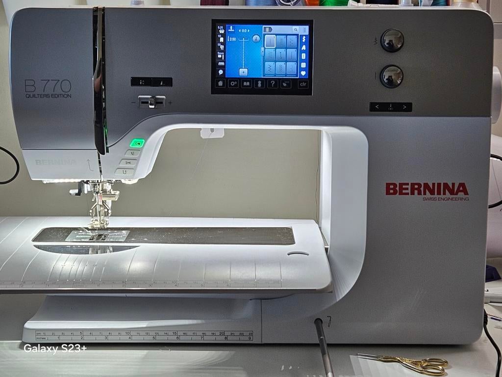 Bernina B770 qe + borduurmodule  2021 net onderhoud gehad, Enlèvement, Comme neuf, Machine à coudre, Bernina