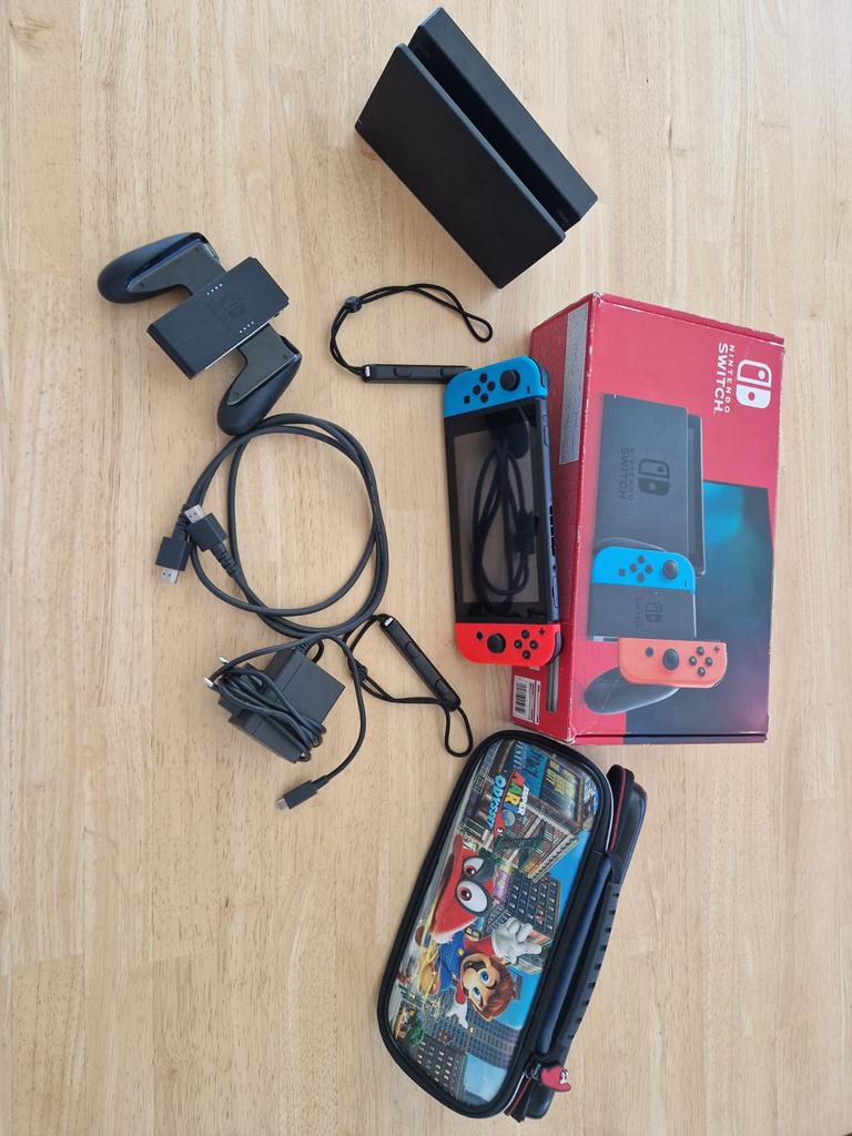 Nintendo Switch, Ophalen of Verzenden, Zo goed als nieuw, Met 2 controllers, Switch Original