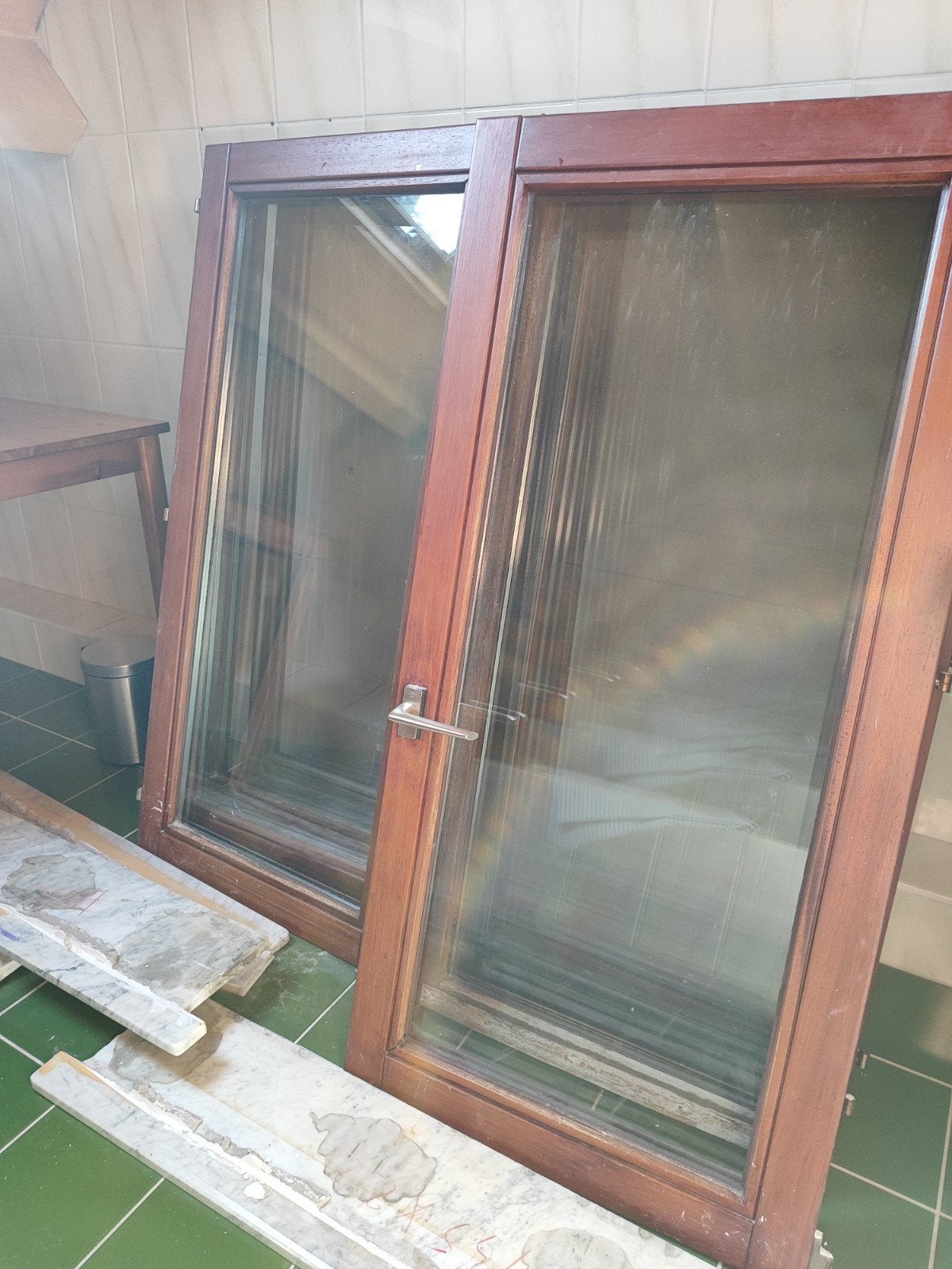 2 houten ramen, dubbel glas, Doe-het-zelf en Bouw, Raamkozijnen en Schuifdeuren, Gebruikt, Raamkozijn, Inclusief glas, 75 tot 150 cm