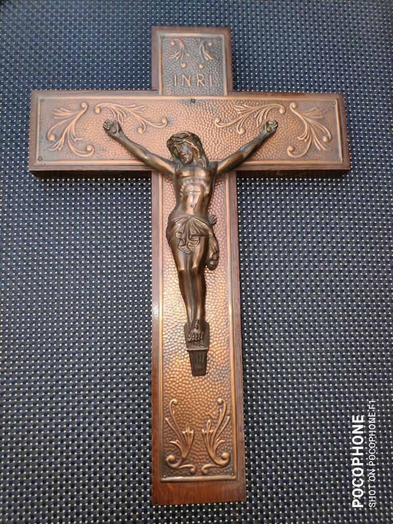 Crucifix en bois et bronze., Enlèvement