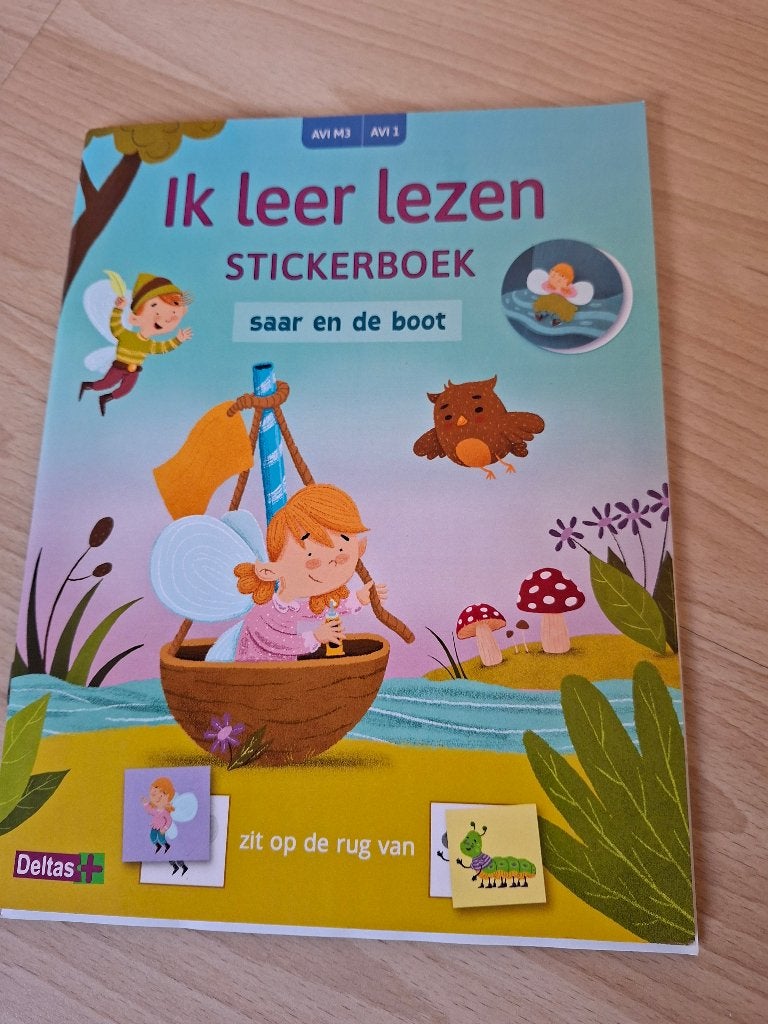 Ik leer lezen - stickerboek 'Saar en de boot' (AVI M3), Livres, Enlèvement ou Envoi, Comme neuf