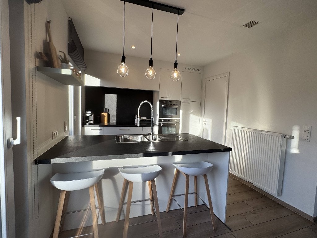 Moderne witte keuken met zwart werkblad, Ophalen, Gebruikt, Wit, Dubbelwandige keuken