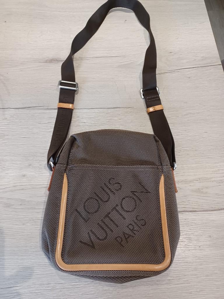 Sac louis vuitton homme bandoulière, Bijoux, Sacs & Beauté, Sacs | Sacs à bandoulière, Enlèvement, Neuf, Gris, Autres marques