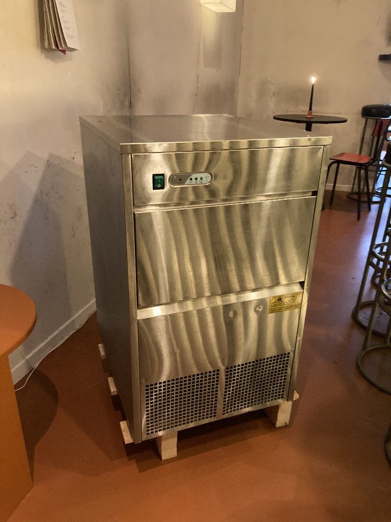Zorro Ijsblokjesmachine / ice cube maker (ZEB 50 ECO), Ophalen, Gebruikt, Zelfvriezend