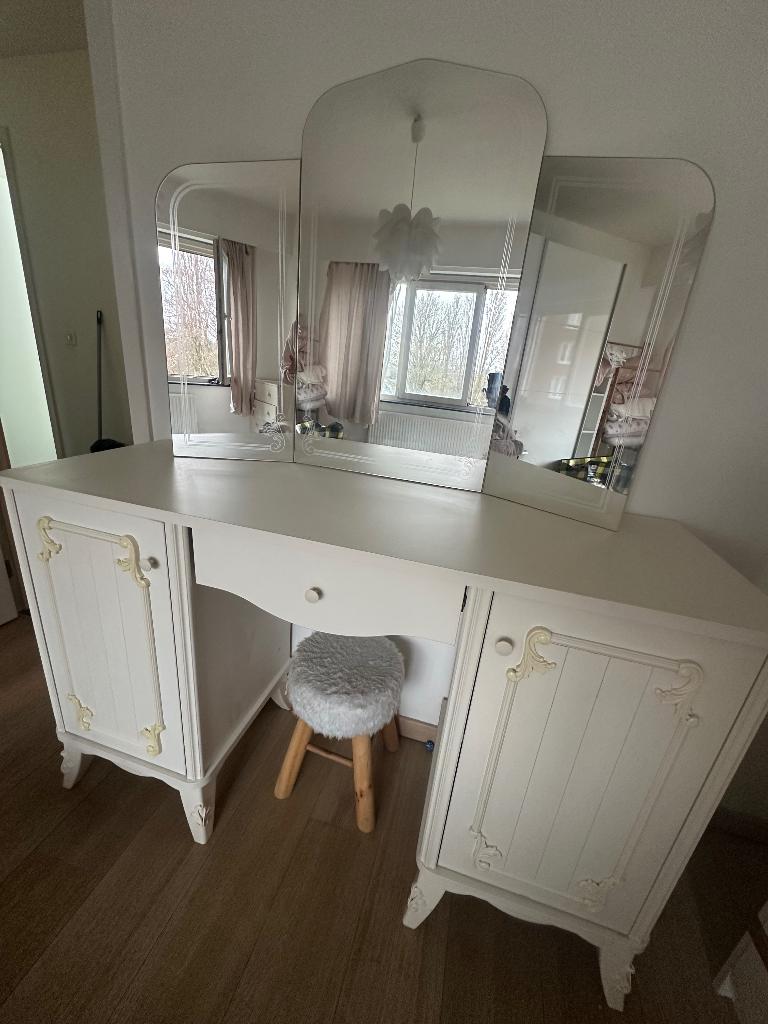 Coiffeuse Istikbal avec miroir ( urgent ), Enlèvement, Utilisé