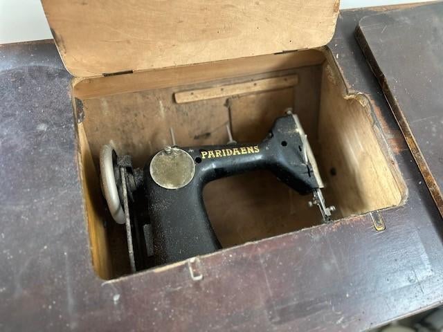 Oude naaimachine Paridaens, Ophalen