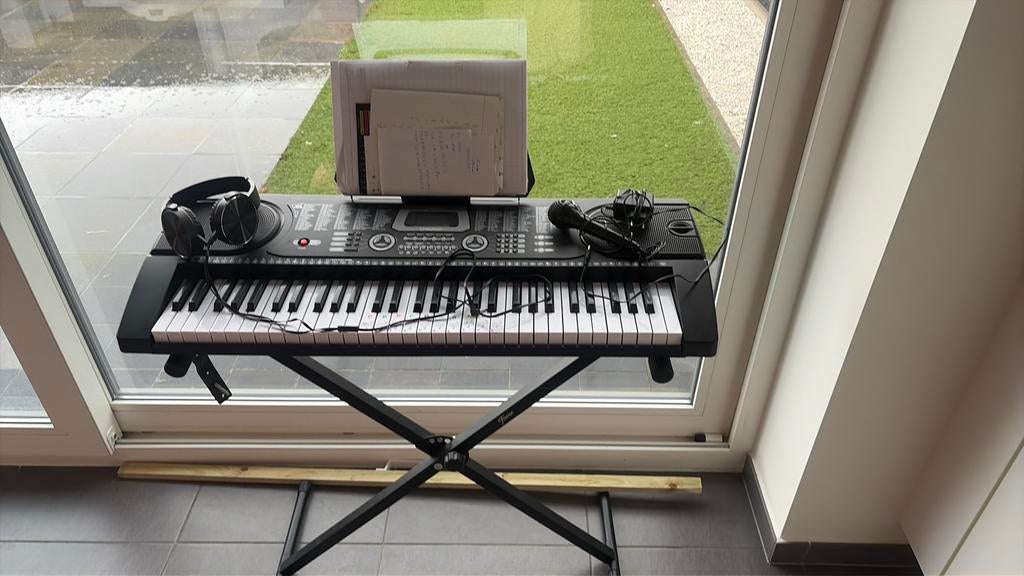 Keyboard finesse chicago met staander, Ophalen, Zo goed als nieuw