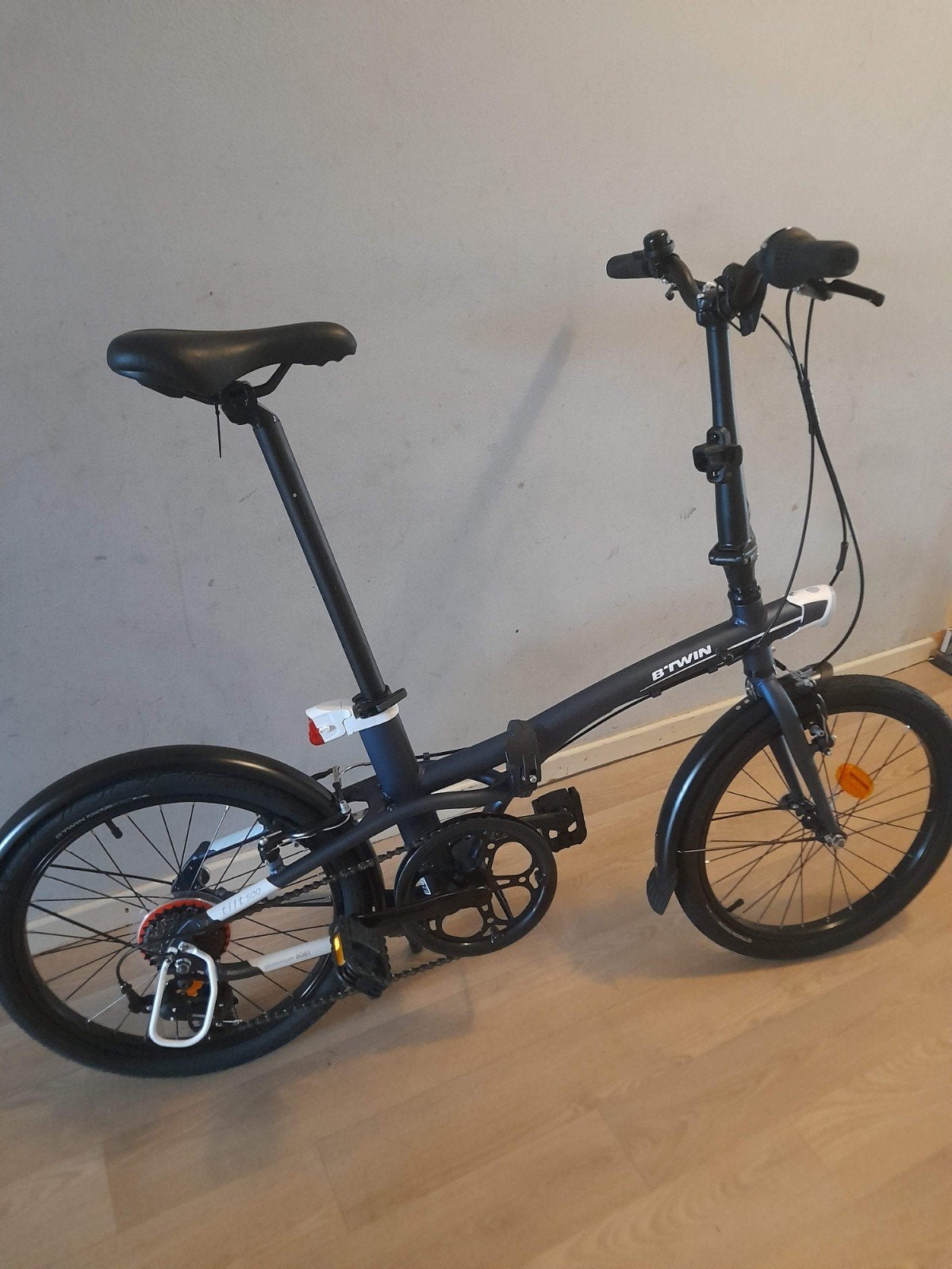 plooifiets b twin tilt 500 aluminium, Fietsen en Brommers, Fietsen | Vouwfietsen, Ophalen, 20 inch of meer, Versnellingen, Zo goed als nieuw