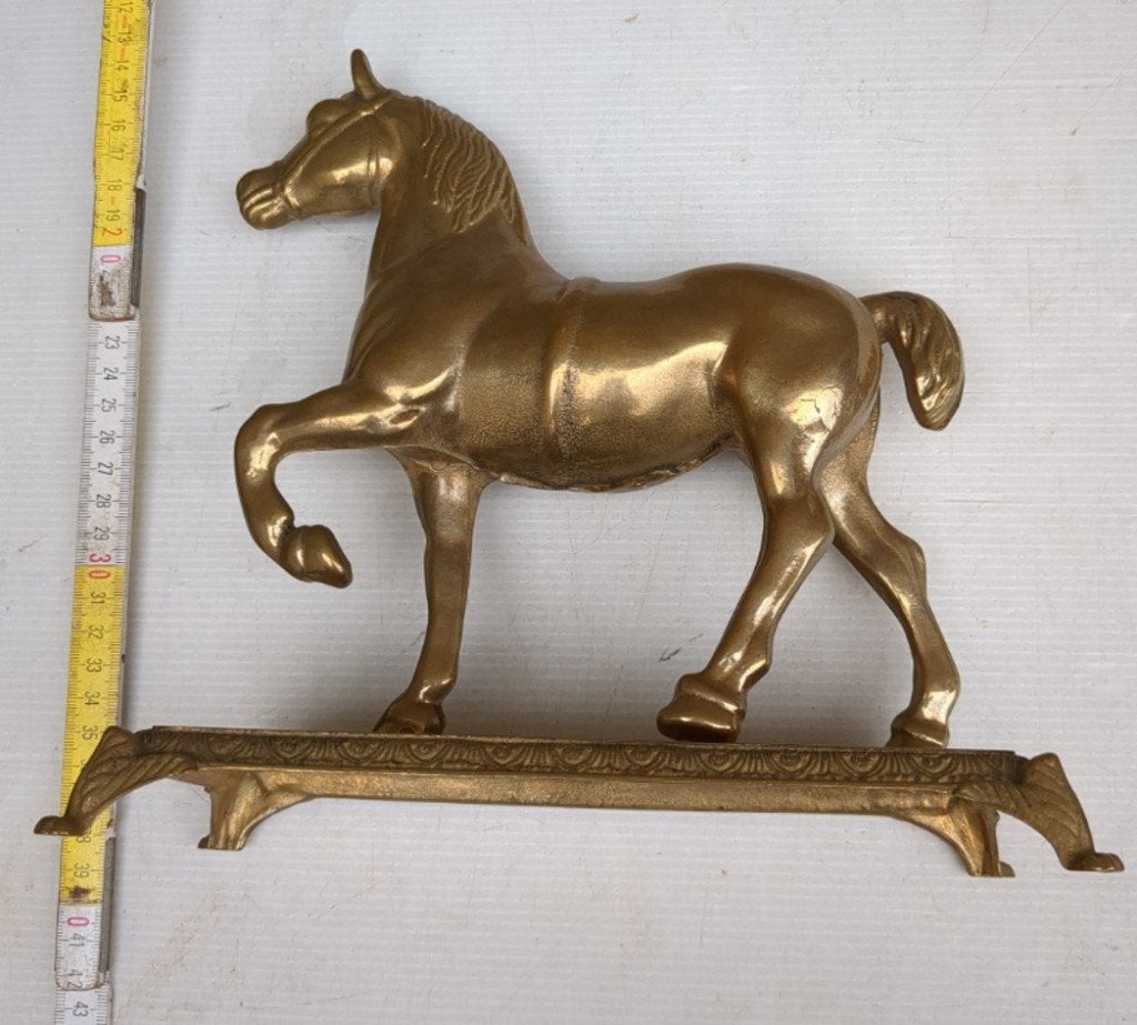 Goudkleurig staand paard op sokkel, Antiek en Kunst, Ophalen of Verzenden, Zoogdier, 20 - 50 cm, Op sokkel
