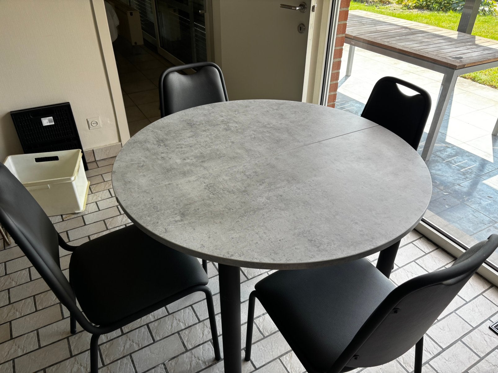 Moderne uitschuifbare eettafel + 4 stoelen, Huis en Inrichting, Ophalen, Zo goed als nieuw