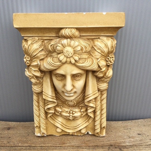 Ornamenten kop vrouw, Enlèvement