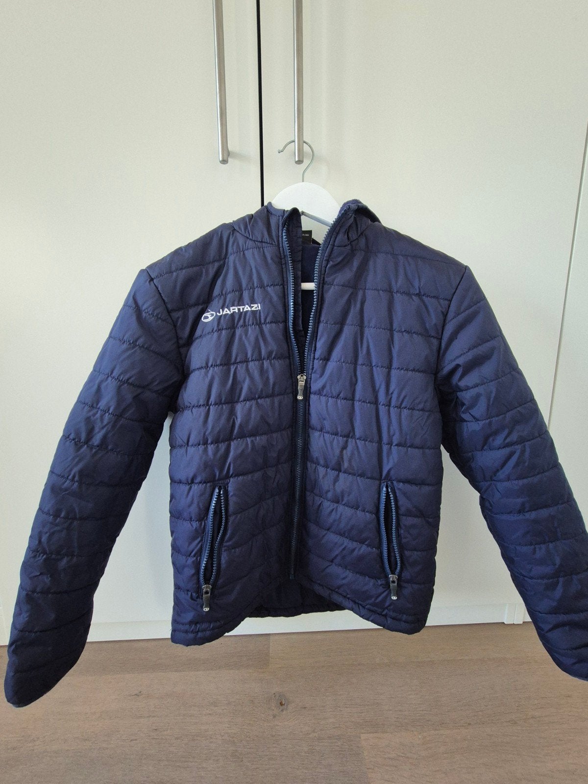 voetbaljas jartazi donkerblauw 11-12j, Kinderen en Baby's, Ophalen, Zo goed als nieuw, Jartazi, Jas