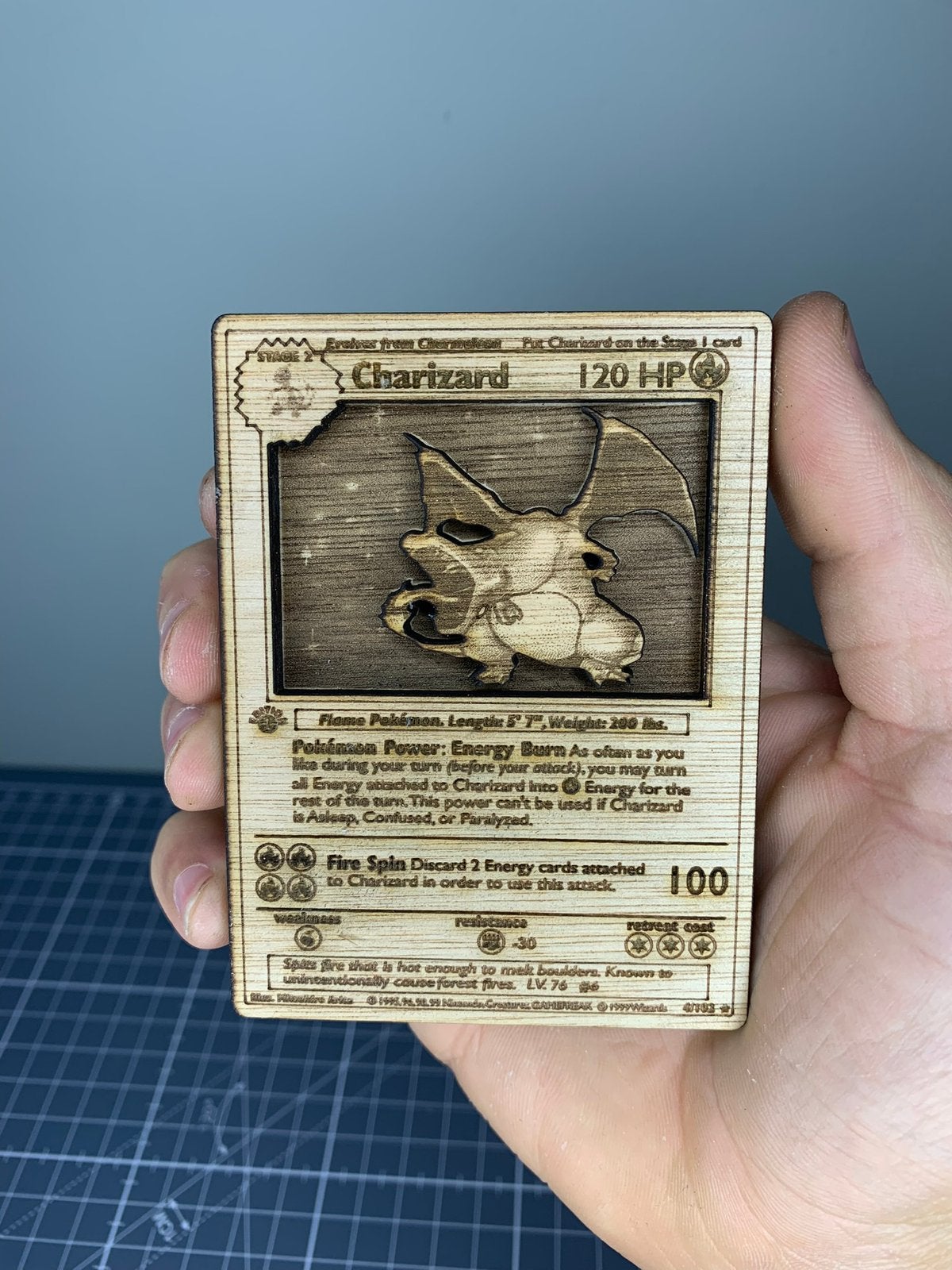 Houten Pokemon kaart Charizard, Hobby en Vrije tijd, Verzamelkaartspellen | Pokémon, Ophalen of Verzenden, Nieuw