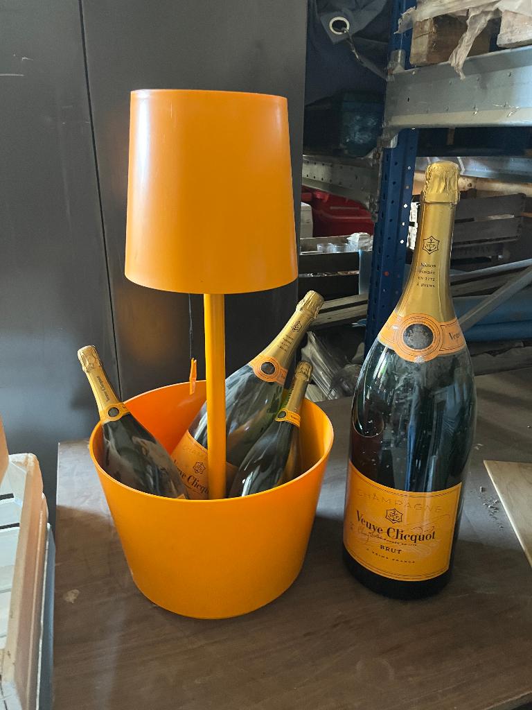 Dummy flessen Veuve Cliquot Brut, Ophalen, Zo goed als nieuw, Lichtbak of (neon) lamp