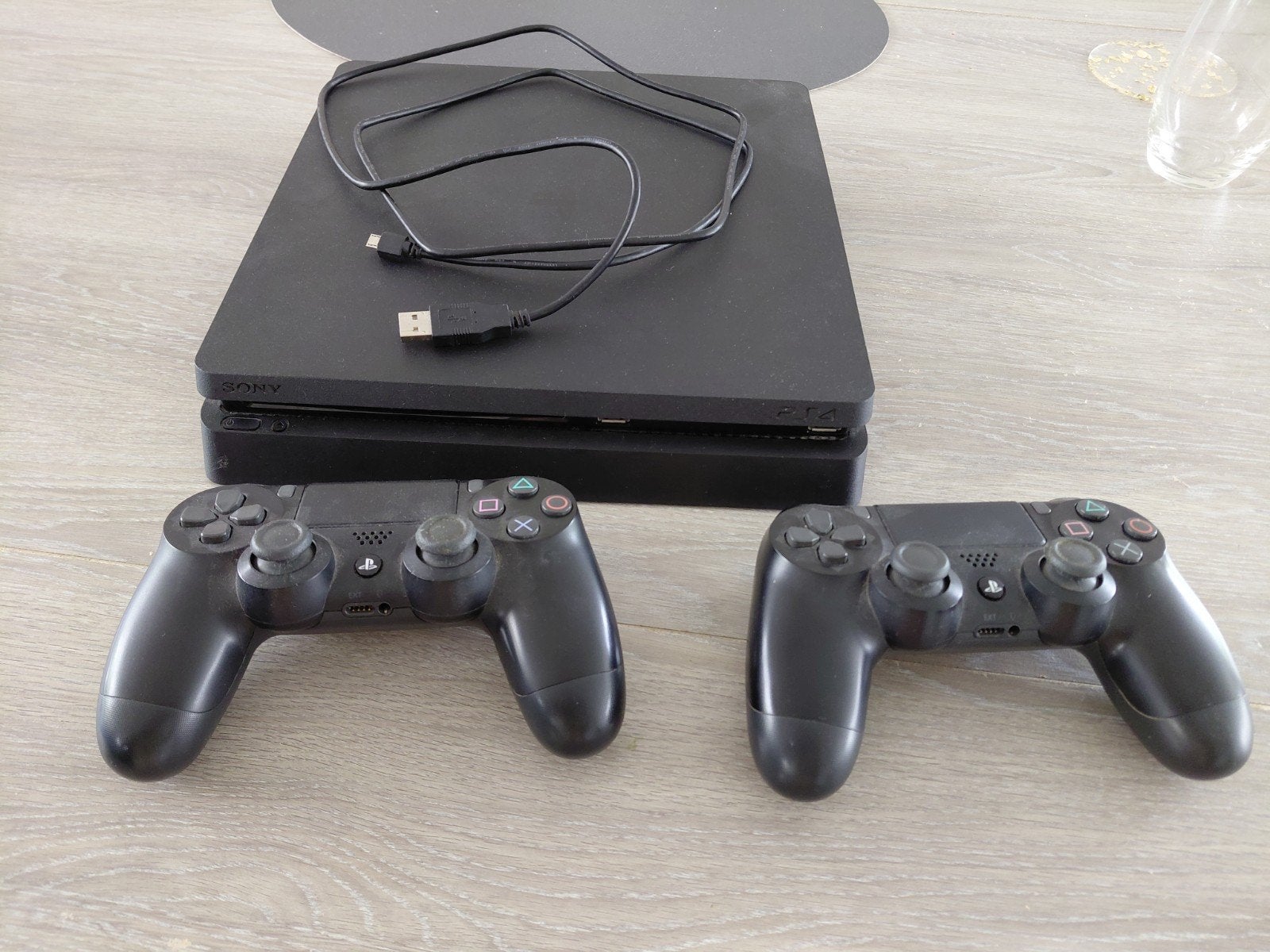 PlayStation 4 Slim + 2 manettes et 2 jeux., Consoles de jeu & Jeux vidéo, Enlèvement, Slim