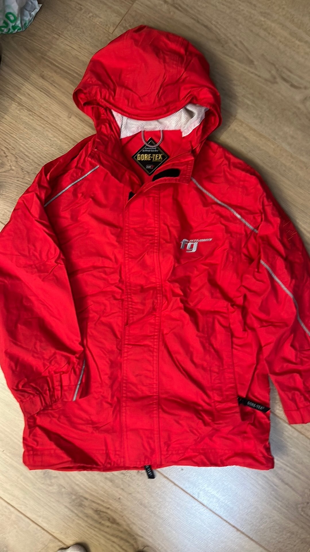 Rode rege jas Gore Tex mt128/134, Ophalen of Verzenden, Gebruikt, Regenjas, Kinderen