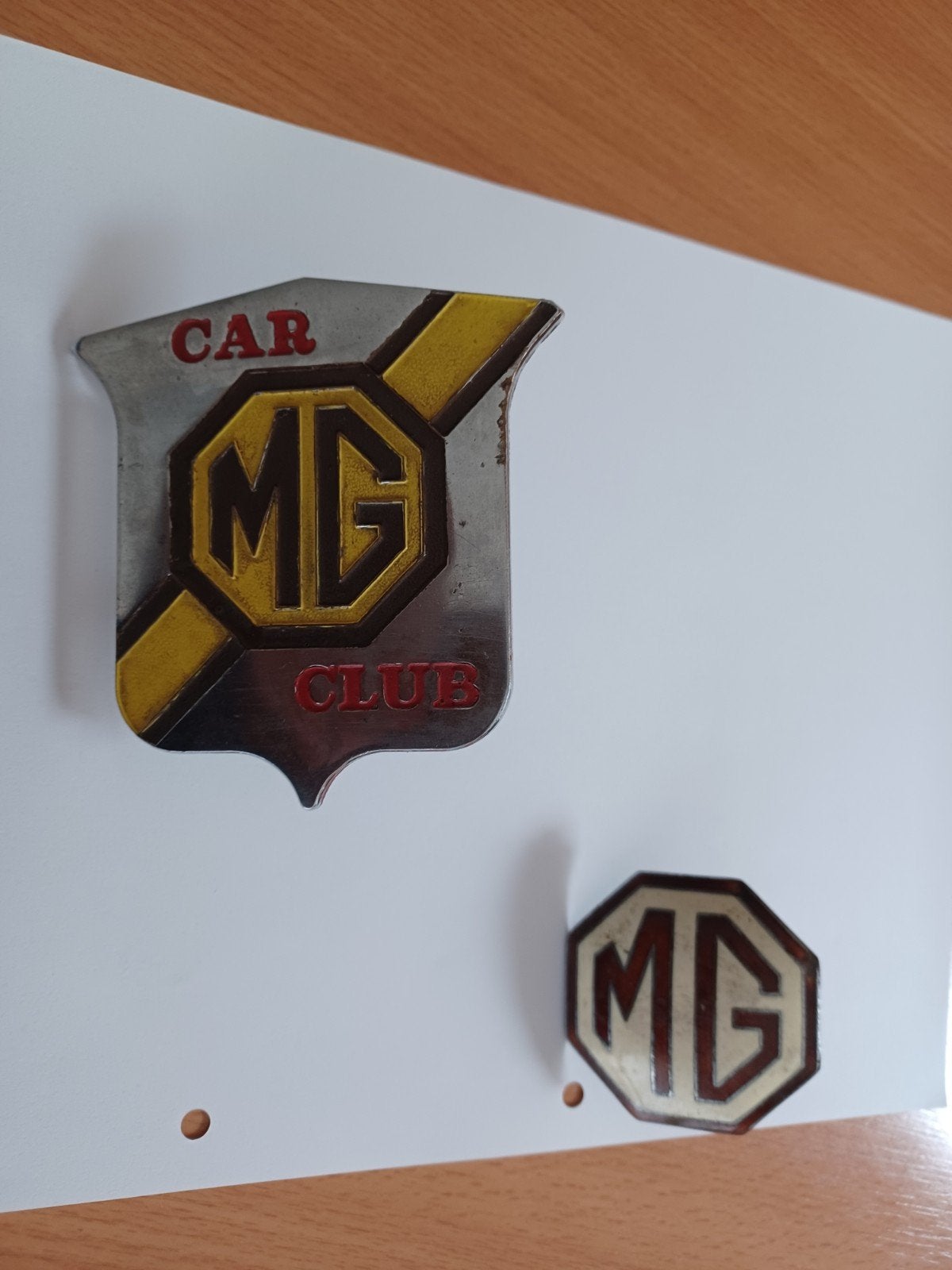 Ancien badge MG car club original., Enlèvement ou Envoi