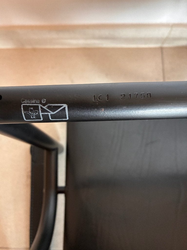Par LC1 Cassina Le Corbusier fauteuils (authentik), Huis en Inrichting, Ophalen, Gebruikt, Minder dan 75 cm, Leer