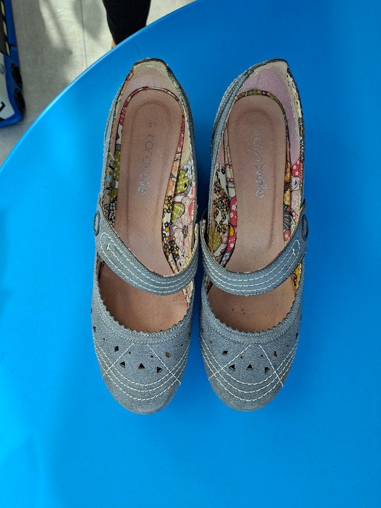 Blauwgrijze schoenen met riem en kleine hak maat 41, Schoenen met lage hakken, Caravelle, Ophalen of Verzenden, Zo goed als nieuw