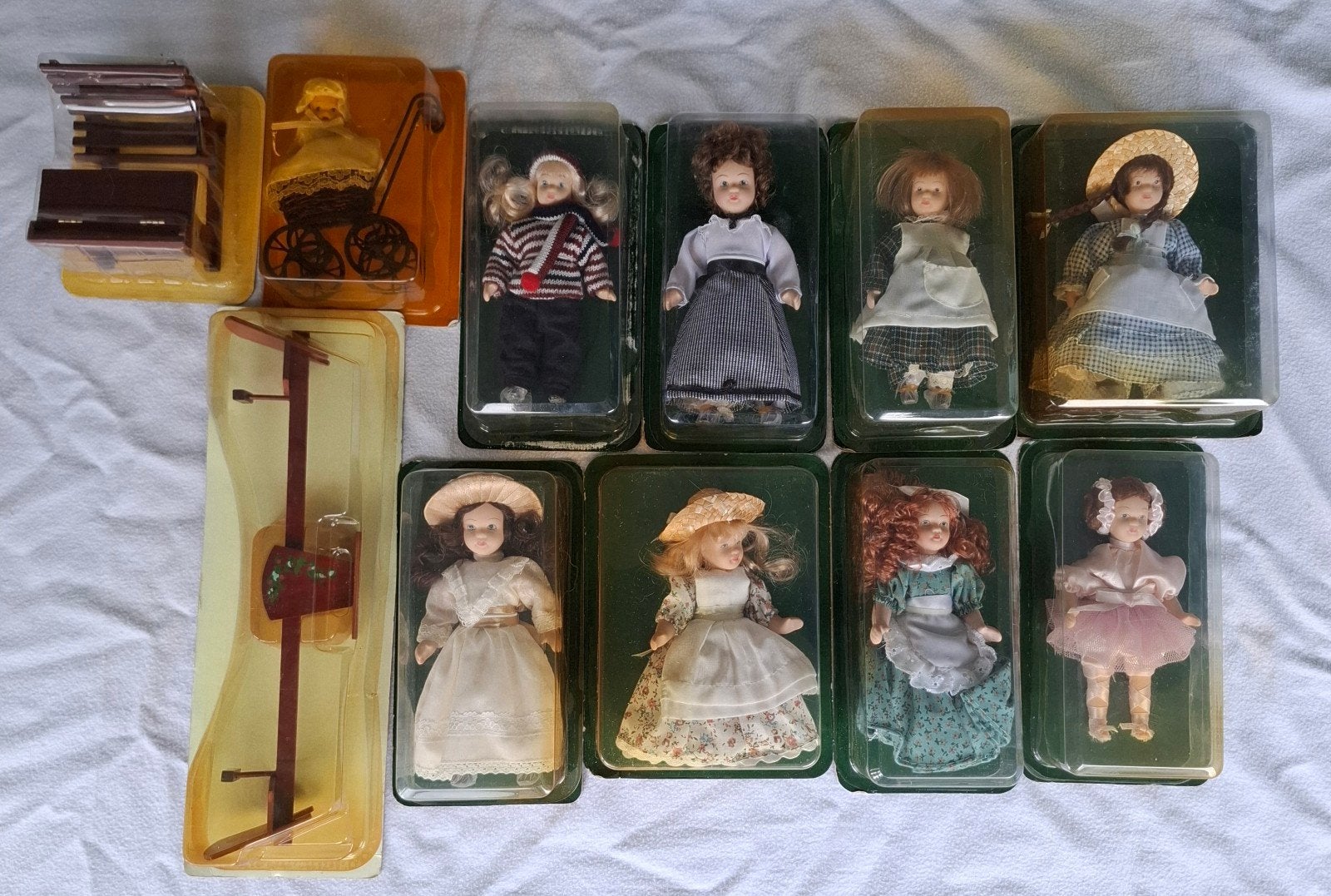 verzameling miniatuur porseleinen poppen van 15cm = €10, Ophalen