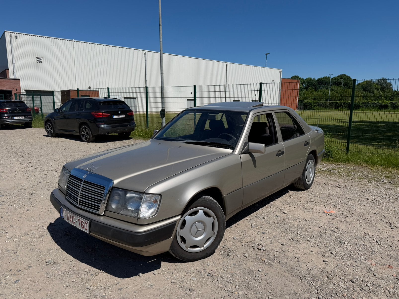 MERCEDES E200 | 1989 | 385.000 KM | OLDTIMER, Auto's, Oldtimers, Mercedes-Benz, Bedrijf, Te koop, Handgeschakeld