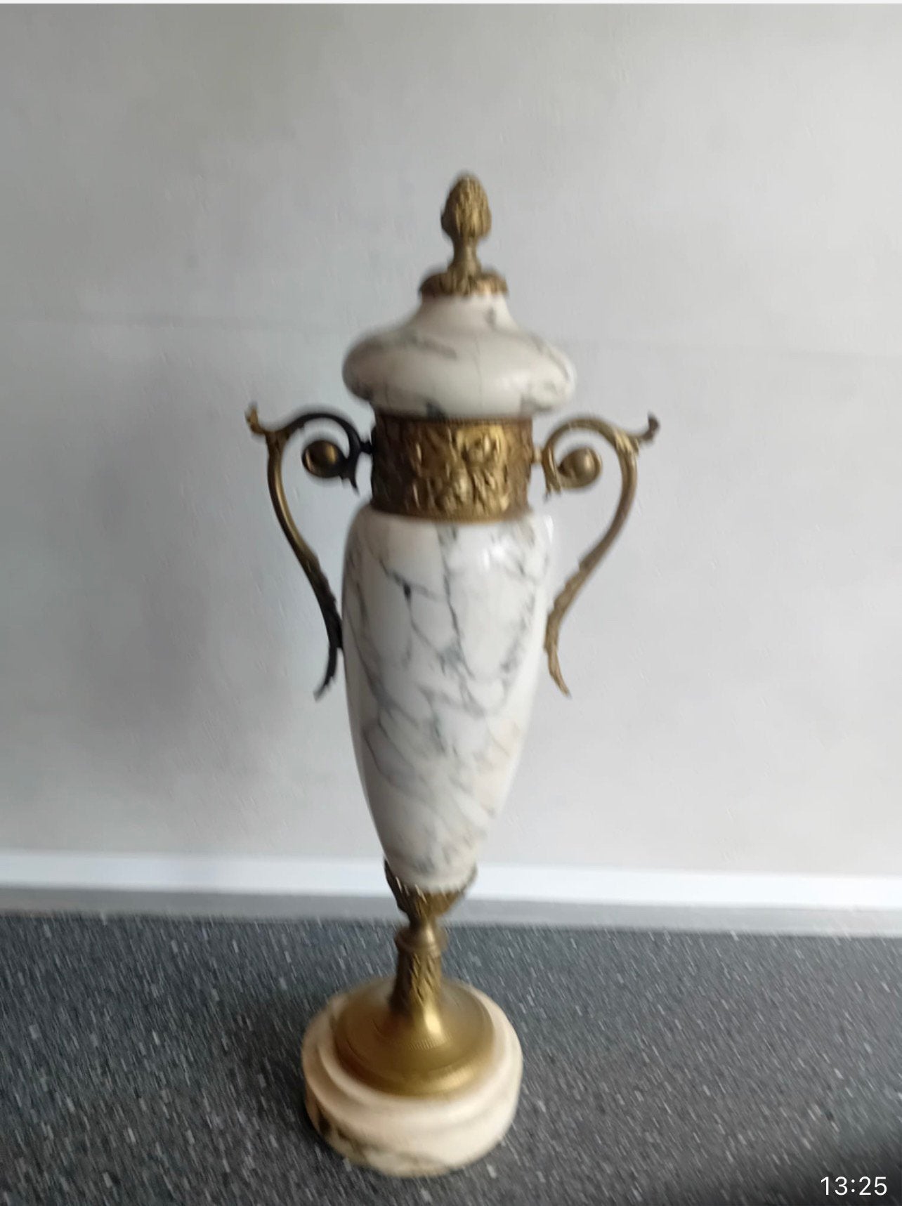 Grote marmeren sierurn met bronzen details – 37 cm, Ophalen