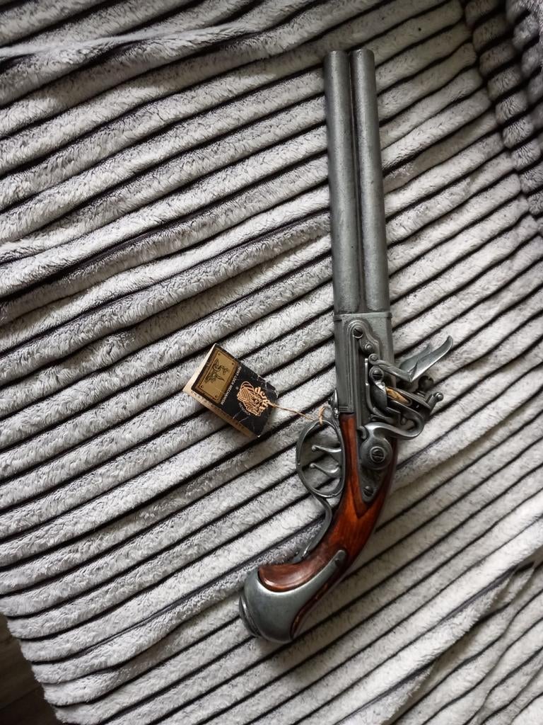 Reproductie vuursteenpistool met dubbele loop, Ophalen
