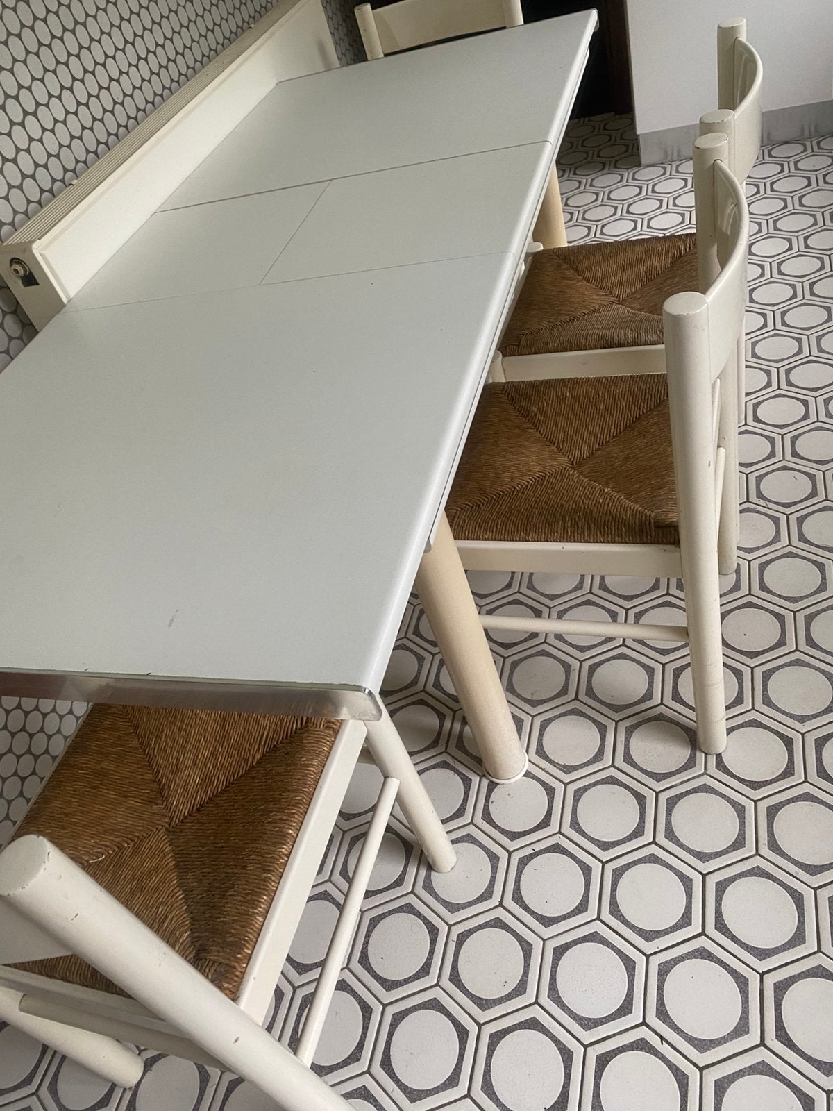 Vintage keuken tafel met rieten stoelen, Kinderen en Baby's, Ophalen of Verzenden, Zo goed als nieuw, Stoel(en)