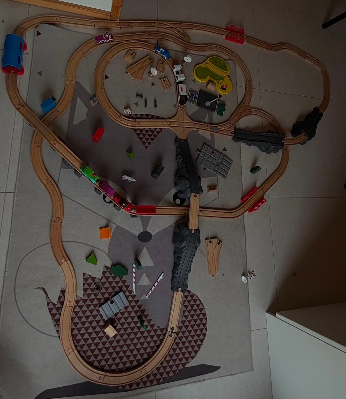 groot houten treinset met stukken van Mickey mouse, Ophalen, Zo goed als nieuw