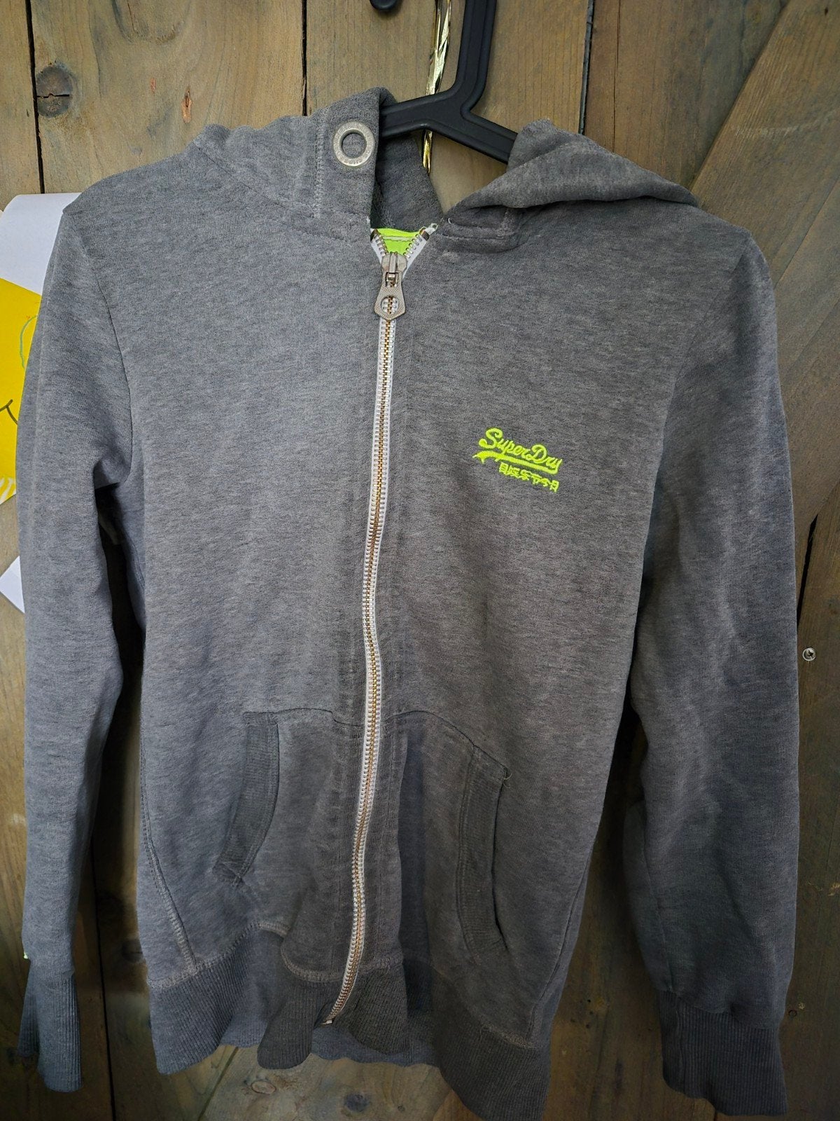 pulls superdry, Enlèvement