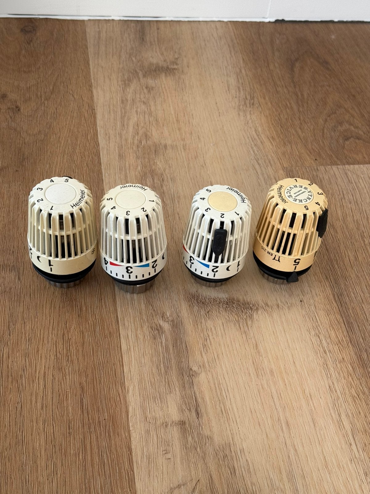4x Heimeier Thermostaatknoppen voor Radiator / Verwarming, Ophalen of Verzenden, Zo goed als nieuw, Radiator