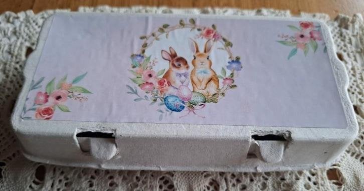 Kleine eierdoos met kleine pastel houten eitjes, PASEN, Diversen, -, -, Ophalen of Verzenden, Zo goed als nieuw