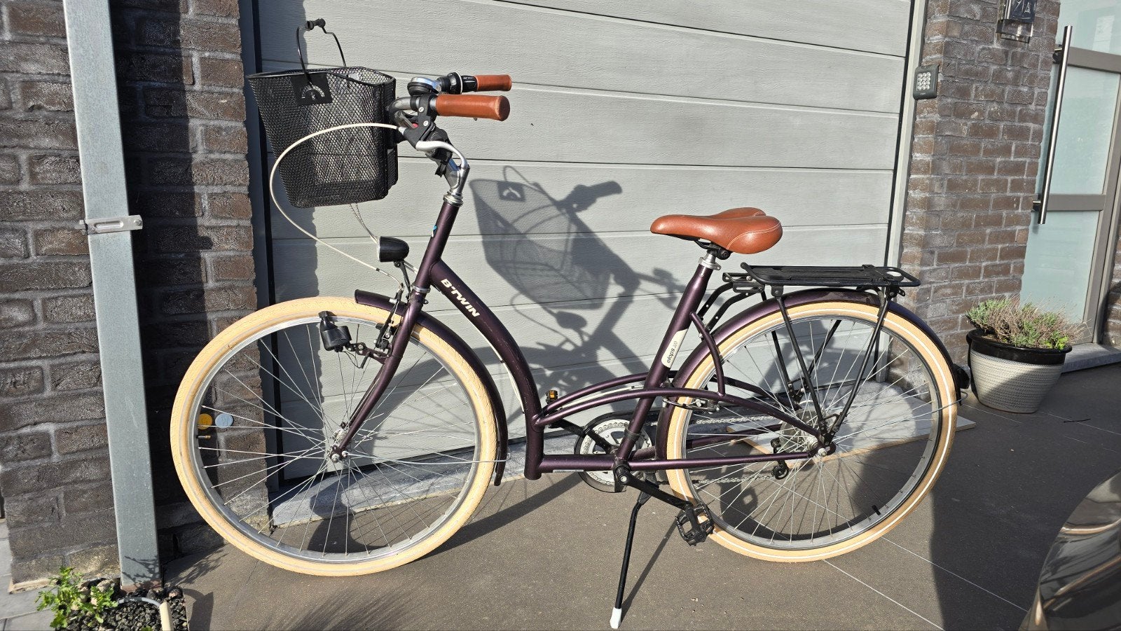 B'Twin Elops 320 Stadsfiets (Maat L), Fietsen en Brommers, 20 inch of meer, Versnellingen, Zo goed als nieuw, Dames