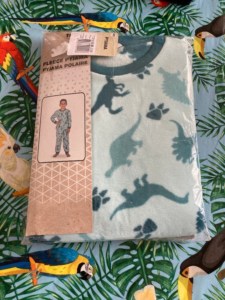 Nieuwe fleece pyjama met dino's - Maat 116 / 122, Enfants & Bébés, Enlèvement ou Envoi, Neuf, Garçon, Vêtements de nuit ou Sous-vêtements