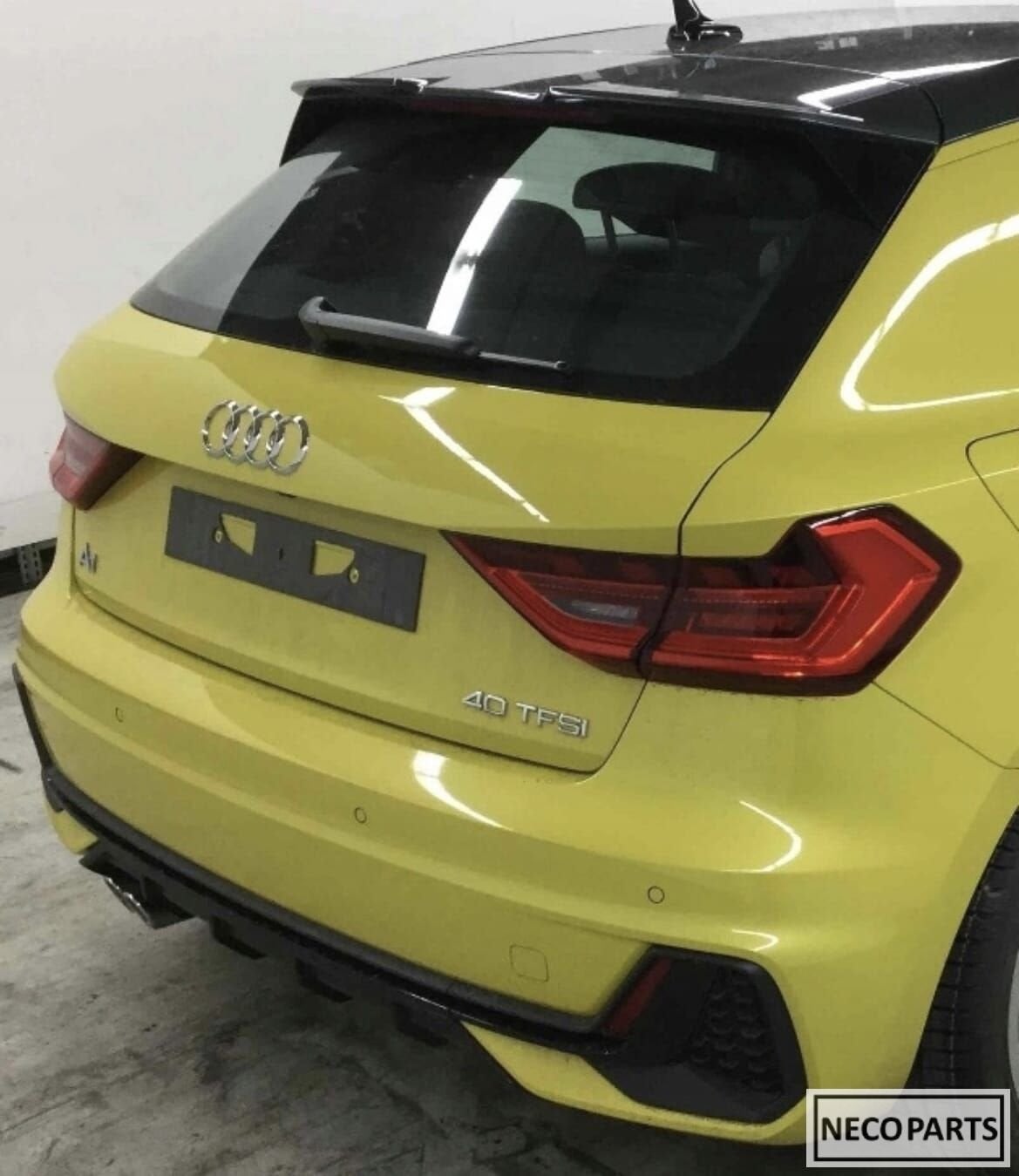BUMPER AUDI A1 82A ACHTERKLEP KLEUR LX1X ALLES LEVERBAAR !!, Gebruikt, -, Achter, -