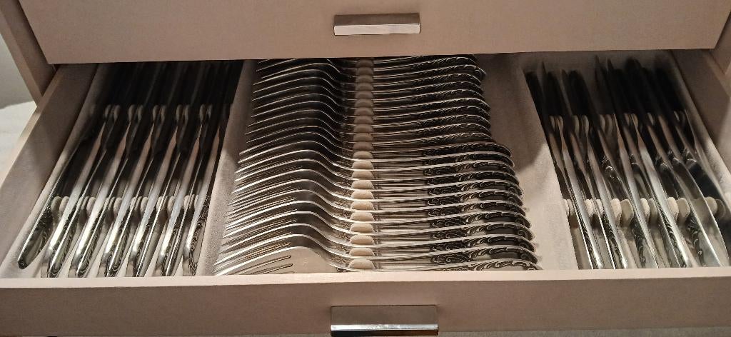 Ladekast + volledig inox bestek (grote set), Huis en Inrichting, Keuken | Bestek, Ophalen, Zo goed als nieuw, Bestekset, Inox of Chroom