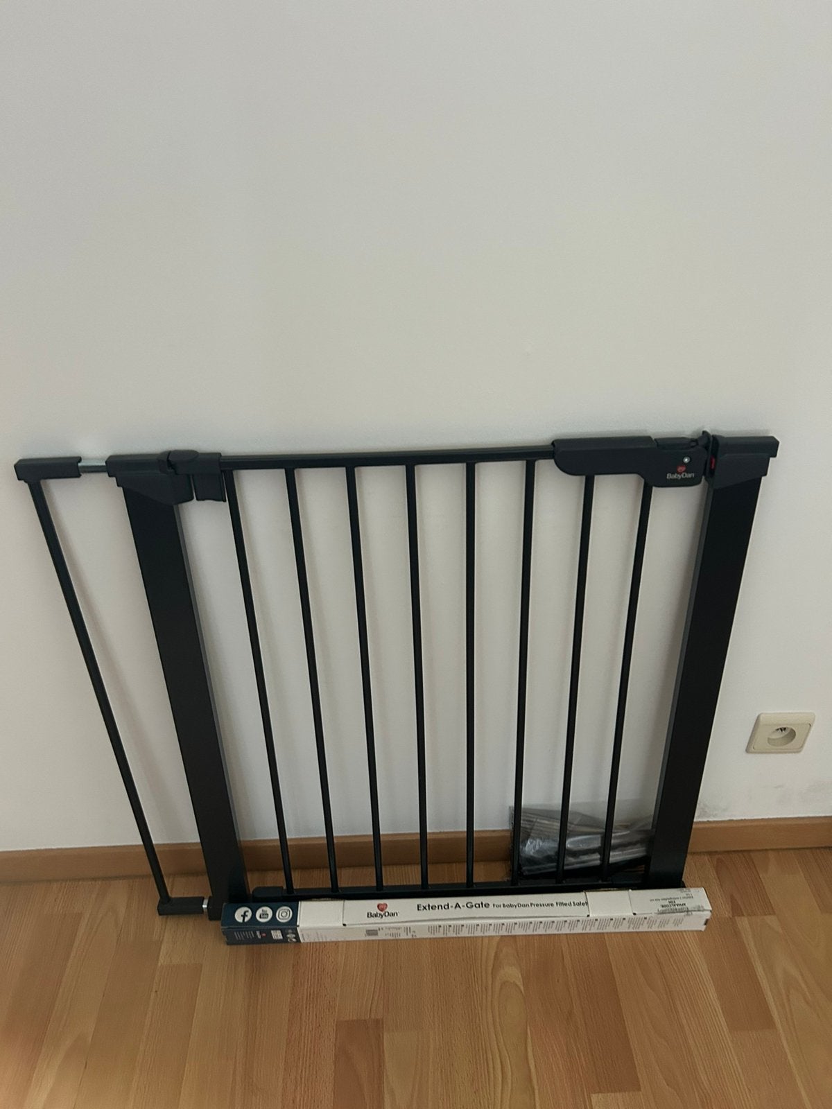 Babydanrekje zwart met verlengstukken, Kinderen en Baby's, Traphekjes, Ophalen of Verzenden, Zo goed als nieuw