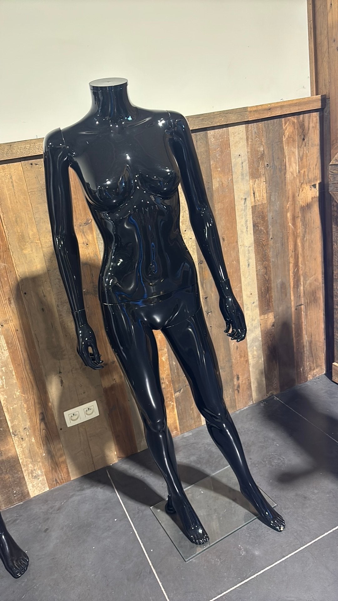 Zwart glanzende dames paspop, Kleding | Dames, Ophalen, Zo goed als nieuw, Zwart