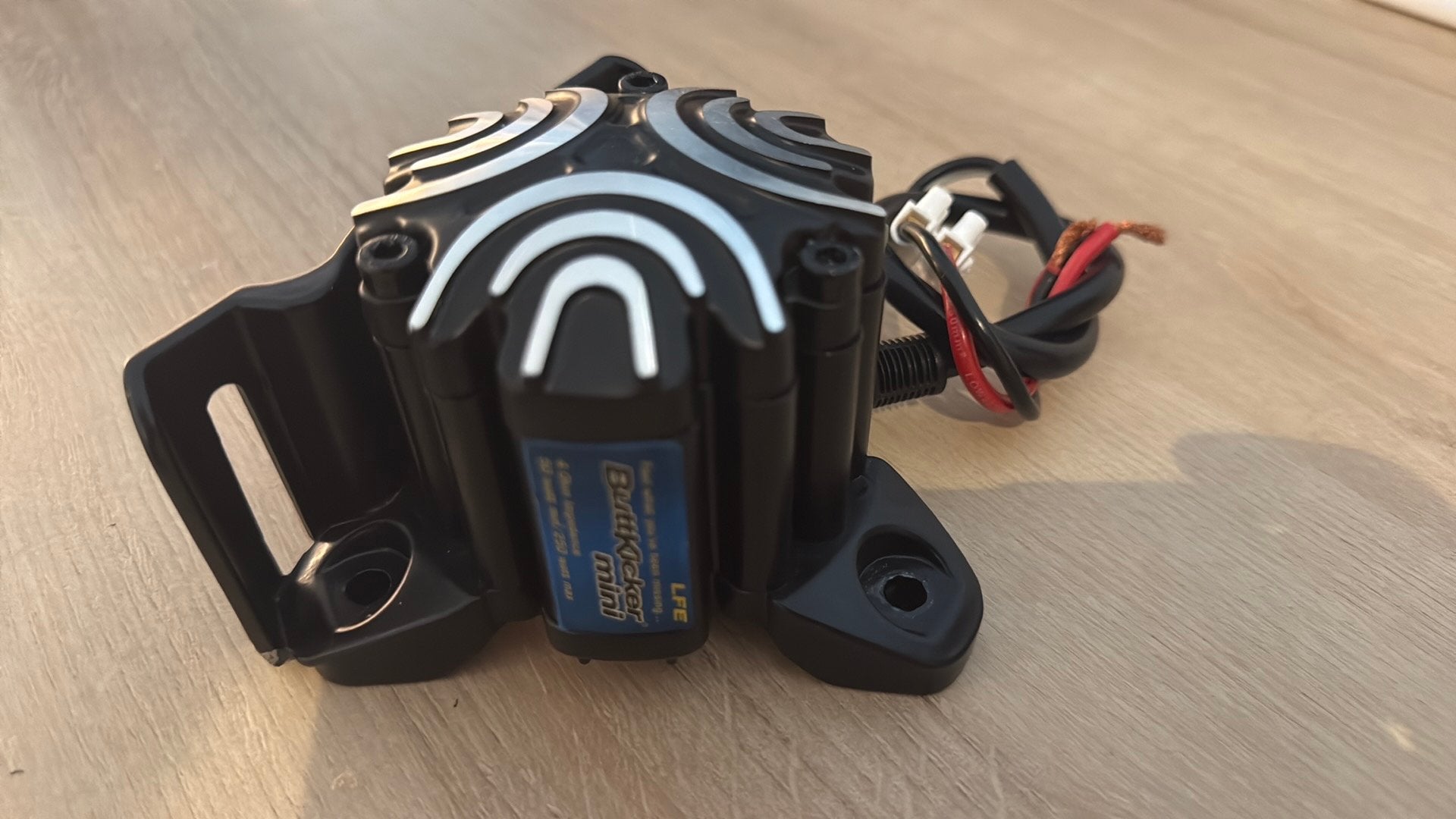 ButtKicker mini LFE - bass shaker, Games en Spelcomputers, Spelcomputers | Overige Accessoires, Force feedback, Ophalen of Verzenden