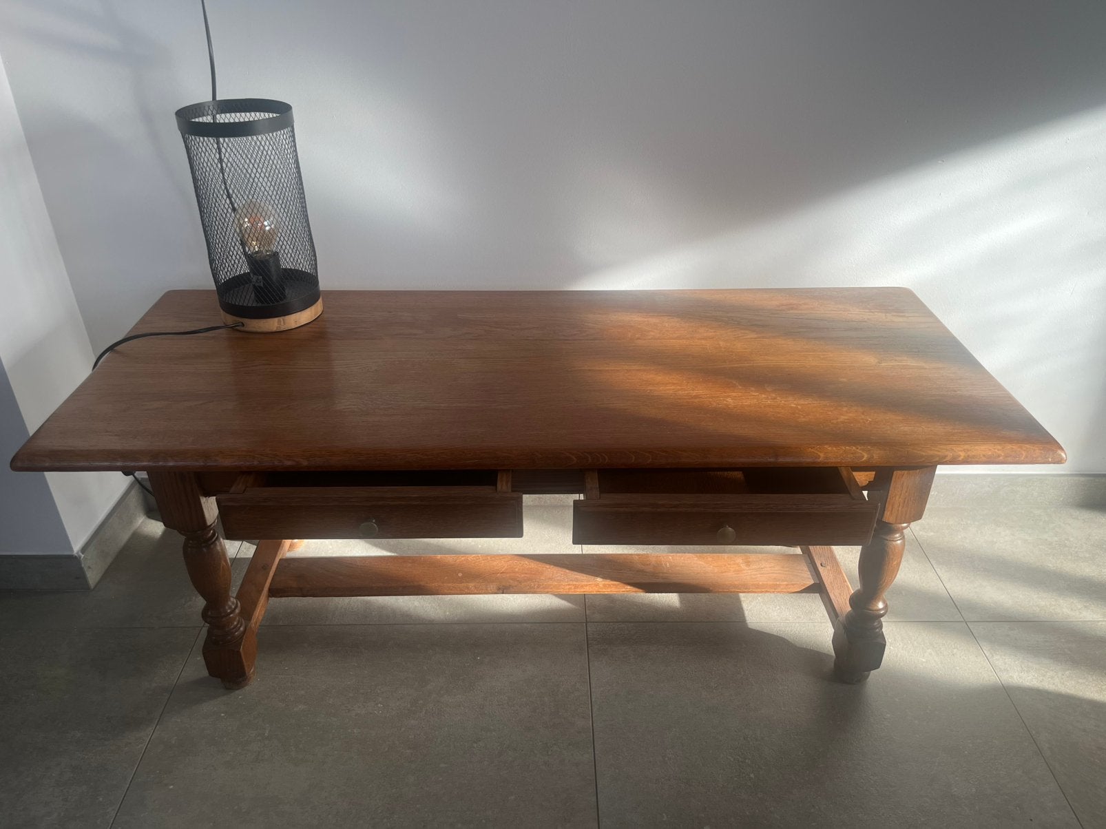 Table de salon en chêne avec deux tiroirs, 100 à 150 cm, Comme neuf, Enlèvement, 50 à 100 cm