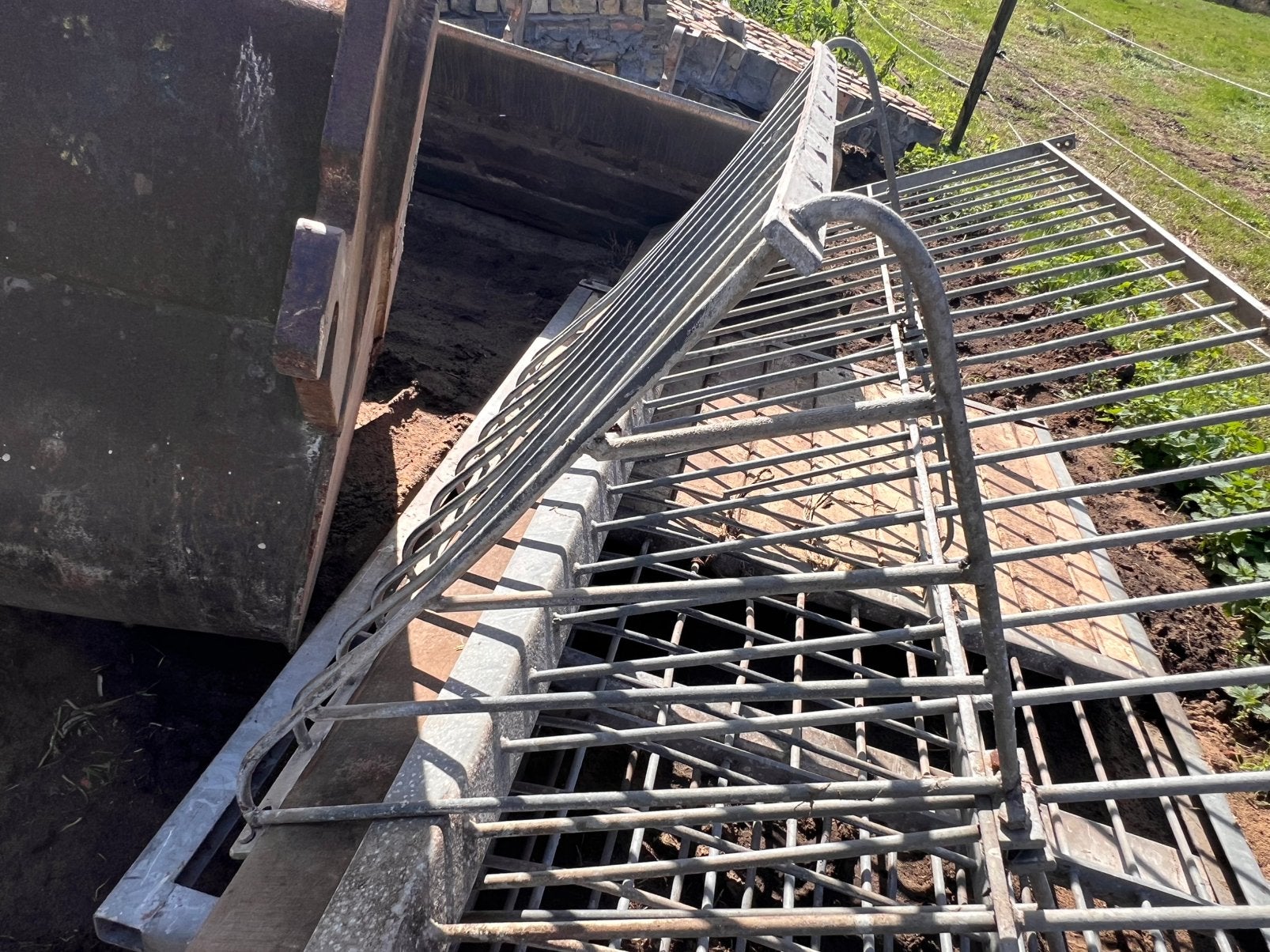 Tussenrek met 2 hooiruiven  aan iedere kant, Tuin en Terras, Ophalen, Gebruikt, IJzer