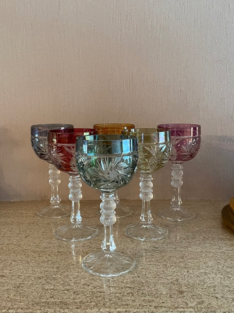 Gekleurde  kristal glazen op voet, Ophalen