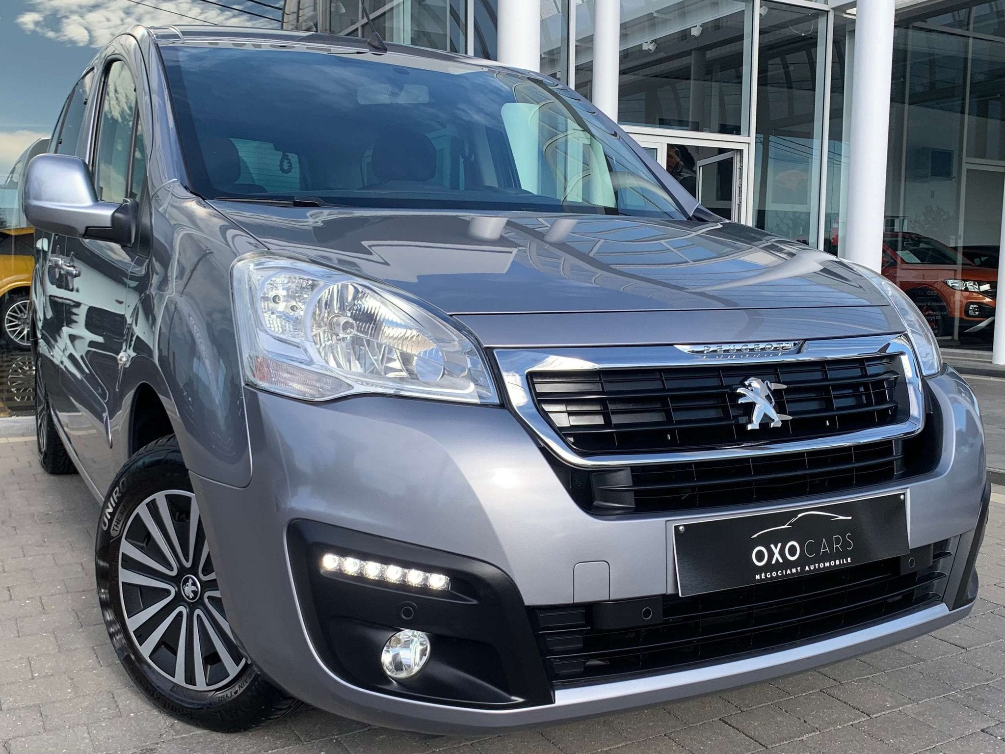 Peugeot Partner 1.6 HDI TEPEE 100CV / Boite Auto / Gps / Car, Auto's, Stof, Gebruikt, Euro 6, 4 cilinders