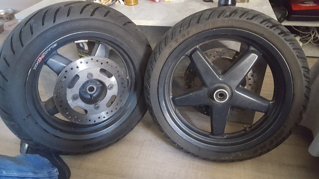 Pneu sur jante 125cc, Autos : Pièces & Accessoires, Pneus & Jantes, Enlèvement ou Envoi