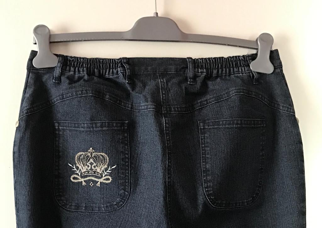 Blauwe stretch jeansbroek (mt 44) met geborduurd kroontje, Blauw, Nieuw, Ulla Popken, Ophalen of Verzenden
