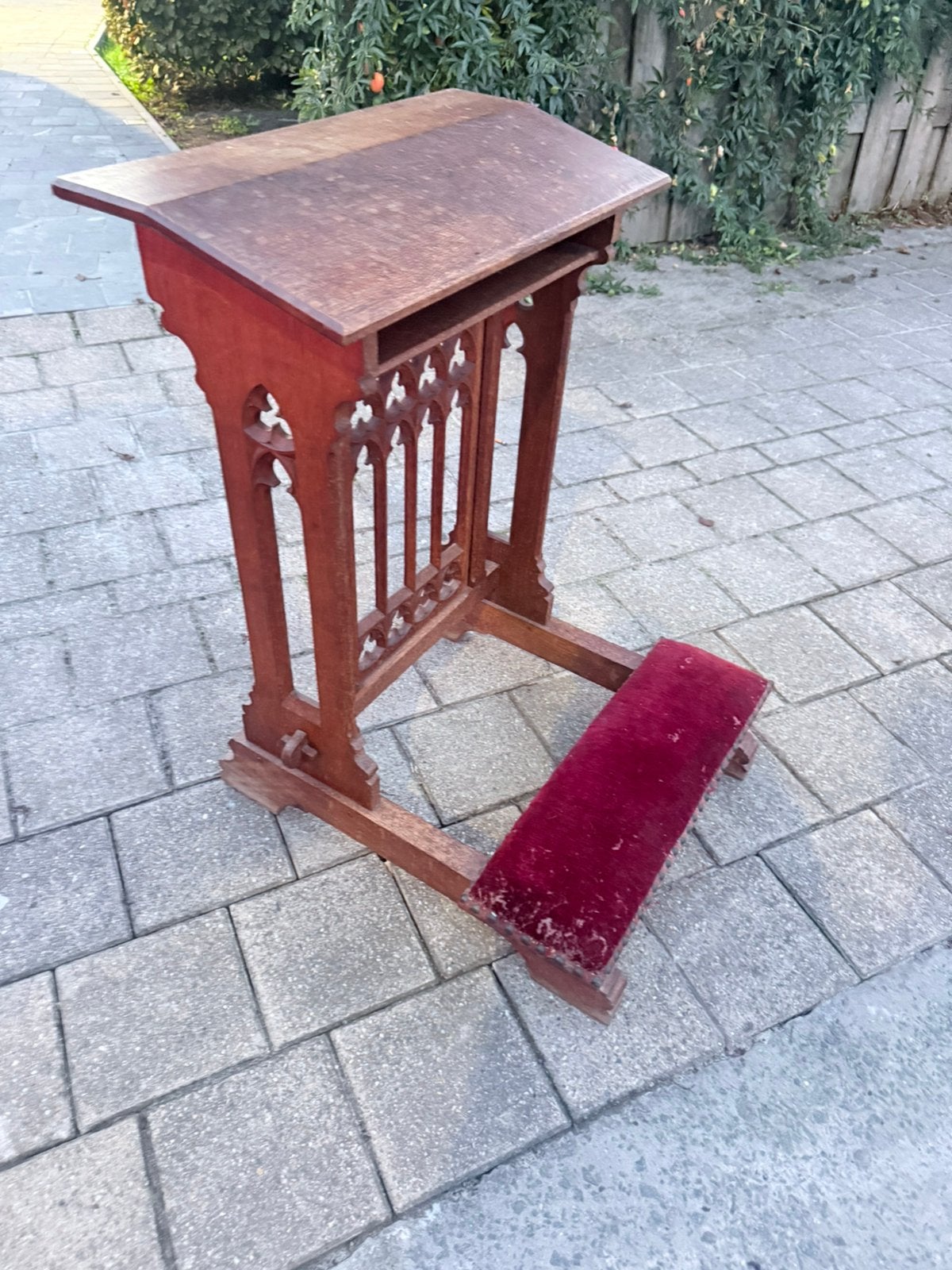 Antieke houten bidstoel met knielbankje neogotische stijl, Ophalen