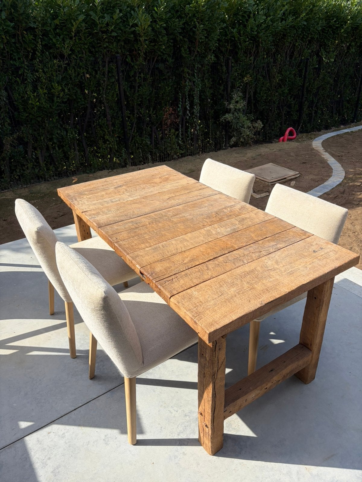 Landelijke massief houten eettafel + 4 Mobitec designstoelen, Huis en Inrichting, Ophalen, Zo goed als nieuw