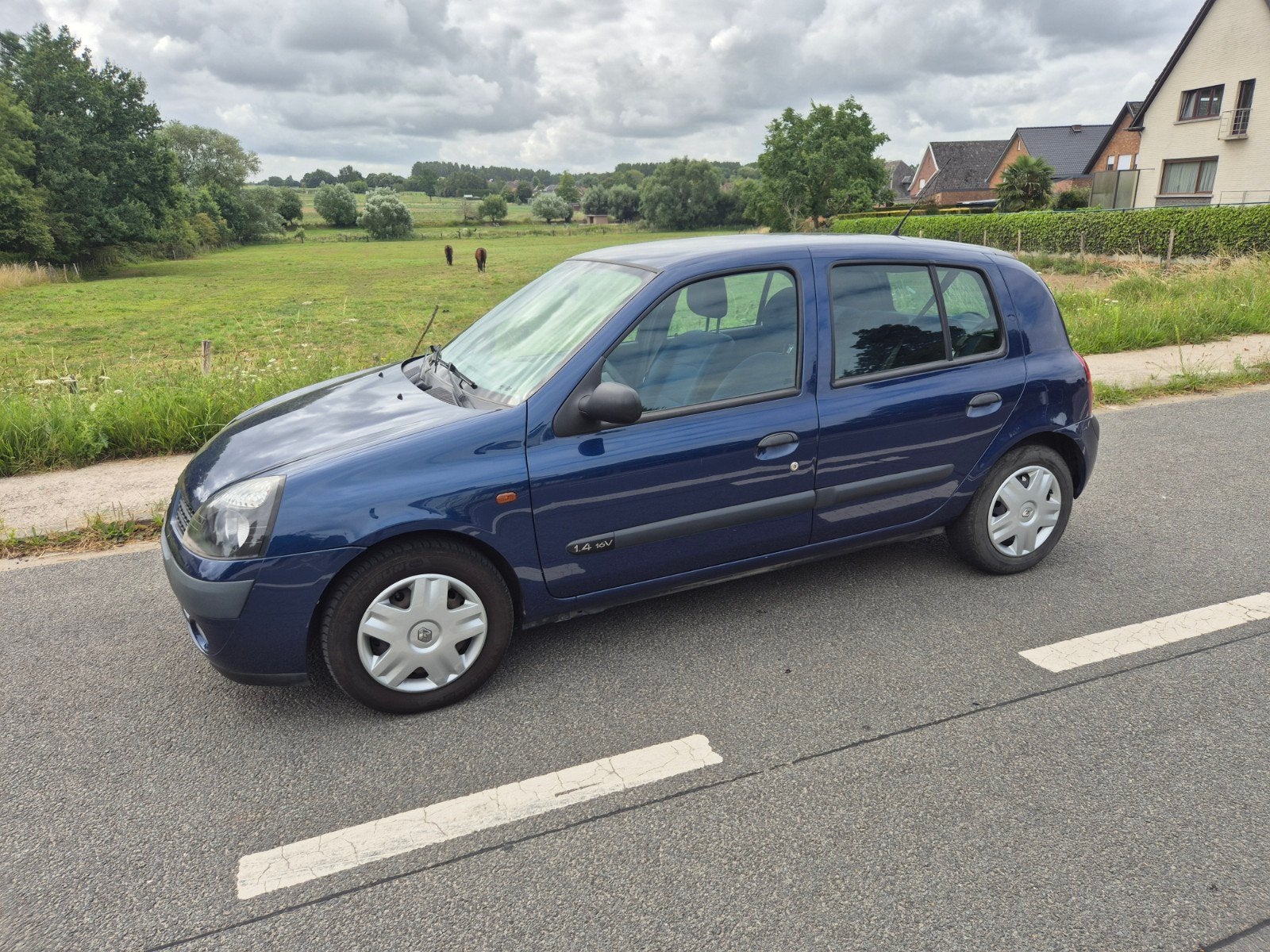 Renault clio 1.4i Automaat 85.000km Klaar voor licentie, Auto's, Renault, Stof, 4 cilinders, 72 kW, Blauw
