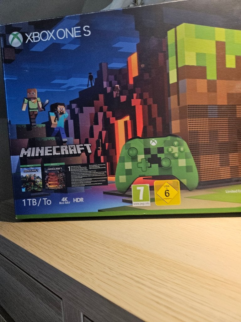 Minecraft limited edition xbox one + original box included, Games en Spelcomputers, Gebruikt, Xbox One, Ophalen of Verzenden, Zonder controller